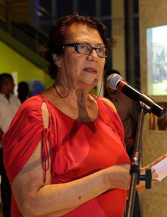 Ana Maria Machado (escritora)- Carioca, nasceu em 24/12/1941, e ficou famosa por suas obras da literatura infanto-juvenil. Destacam-se "Menina Bonita do Laço de Fita"(1986) e "História Meio ao Contrário" (1989), entre outras. Ganhou o importante prêmio Hans Christian Andersen e, em 2003, tornou-se membro da Academia Brasileira de Letras.