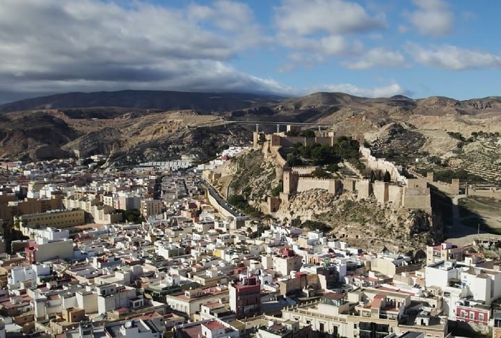 Além disso, a região de Almería é um importante polo agrícola, conhecida como a "horta da Europa" devido às suas vastas estufas que produzem grande parte dos legumes consumidos no continente.