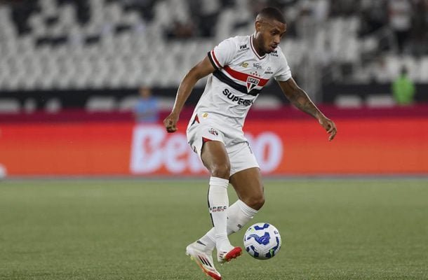 ANDRÉ SILVA – Teve uma boa chance, mas ficou preso na marcação e não conseguiu se destacar no comando do ataque. No segundo tempo, cresceu fazendo o papel de pivô. Na primeira, deixou Lucas Ferreira na cara do gol, mas João Ricardo salvou. Na segunda, deu de bandeja para Ferreirinha, que sofreu o pênalti que o mesmo Ferreirnha cobrou e perdeu. Nota: 6,5. Foto: Rubens Chiri/São Paulo