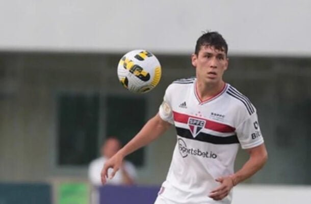 FERRARESI – Zagueiro adaptado na lateral-direita, mandou mal no primeiro tempo. Foi facilmente envolvido na maioria das jogadas, demonstrando muita fragilidade na marcação. Quando tentou apoiar o ataque, foi pouco eficaz. No segundo tempo teve o mérito de salvar na pequena área um gol, do Fortaleza, travando Breno Lopes. Nota: 5,5. Foto: Rubens Chiri/São Paulo