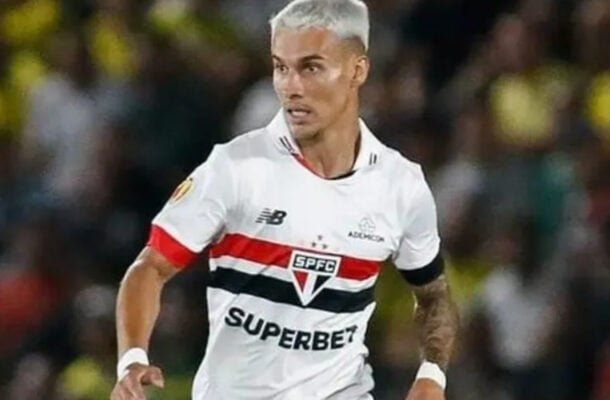  FERREIRINHA â?? Fez boas investidas pela esquerda e um cruzamento perigoso pela direita (mal aproveitado por AndrÃ© Silva). No entanto, foi bastante marcado, perdeu algumas disputas e recebeu um cartÃ£o amarelo ainda no primeiro tempo. TambÃ©m perdeu a bola que originou o lance mais perigoso do Fortaleza na etapa inicial. No segundo empo, apesar de algumas firulas, seguiu importante no ataque e sofreu o pÃªnalti que ele mesmo cobrou e perdeu. Saiu em seguida dando vaga a Lucas Moura. Nota: 6,0. Foto: