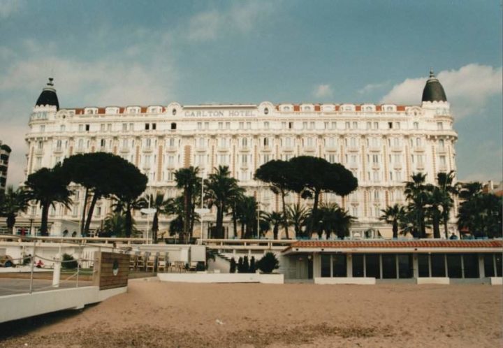 O projeto arquitetônico ficou a cargo do francês Joseph Gire, que buscou inspiração em dois famosos hotéis da Riviera sa: o Negresco, em Nice, e o Carlton, em Cannes (foto).