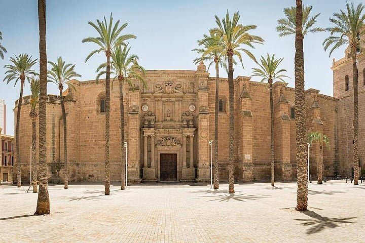 No centro histórico, a Catedral da Encarnação é uma das atrações. Construída no século 16 com características góticas e renascentistas, ela funcionou como fortificação contra ataques piratas.