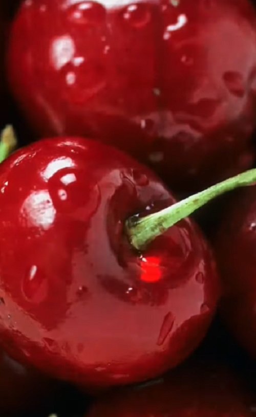 Cerejas: Contêm melatonina natural, um hormônio que regula o sono. Beber suco de cereja ou consumi-las frescas antes de dormir ajuda a melhorar a duração do sono.

