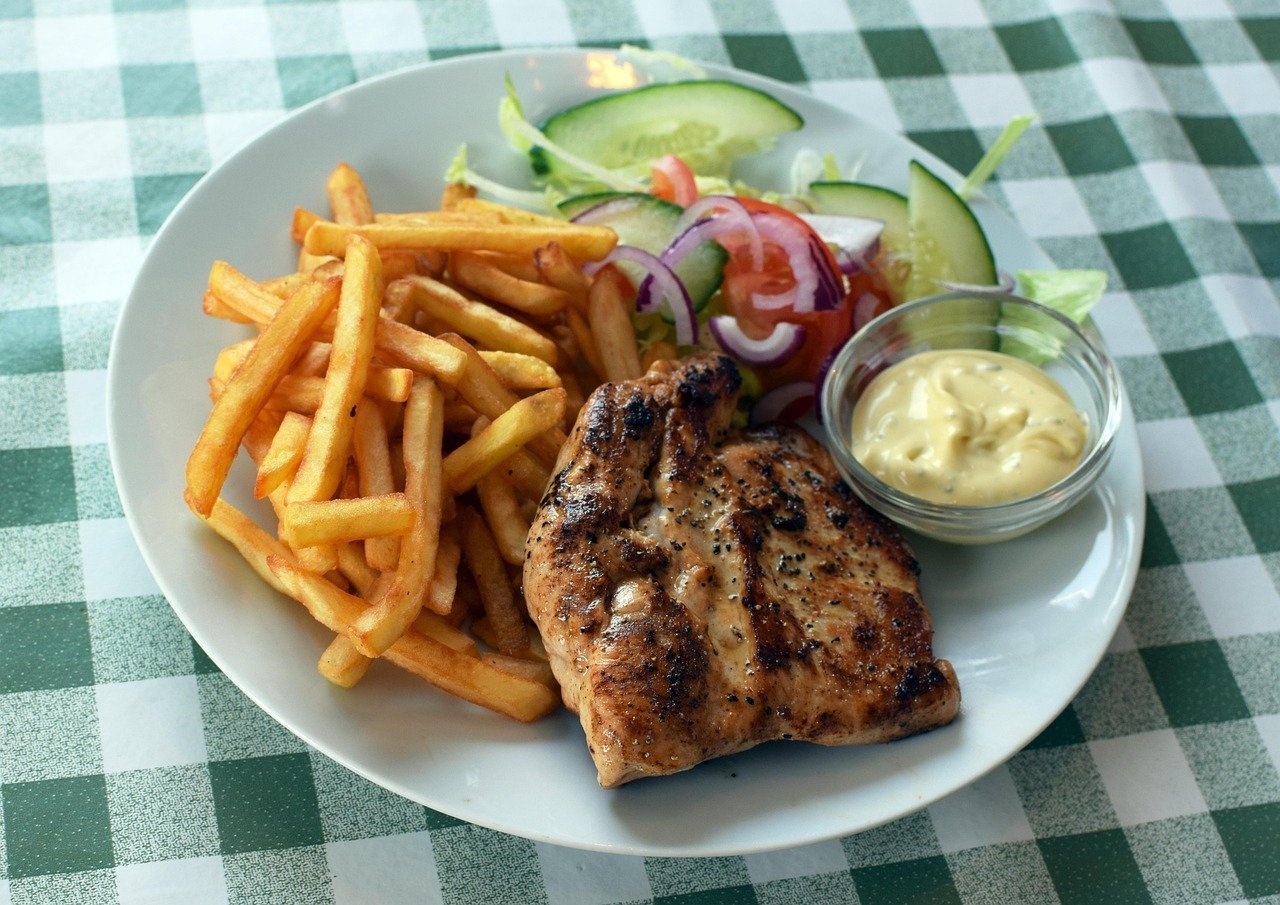 Embora seja um alimento extremamente popular no mundo todo, existem muitas discordâncias sobre sua origem e como ela se expandiu na culinária de diversos países.