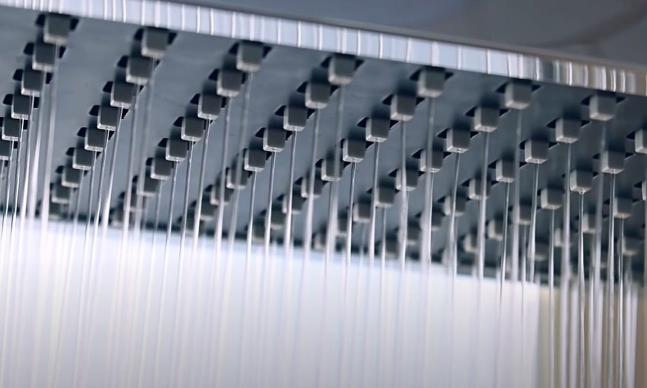 Uma sugestão dos especialistas é tomar o bom e famoso "chuveirão" antes de entrar na piscina. Com isso, a absorção do cloro e os efeitos do sol serão menores.