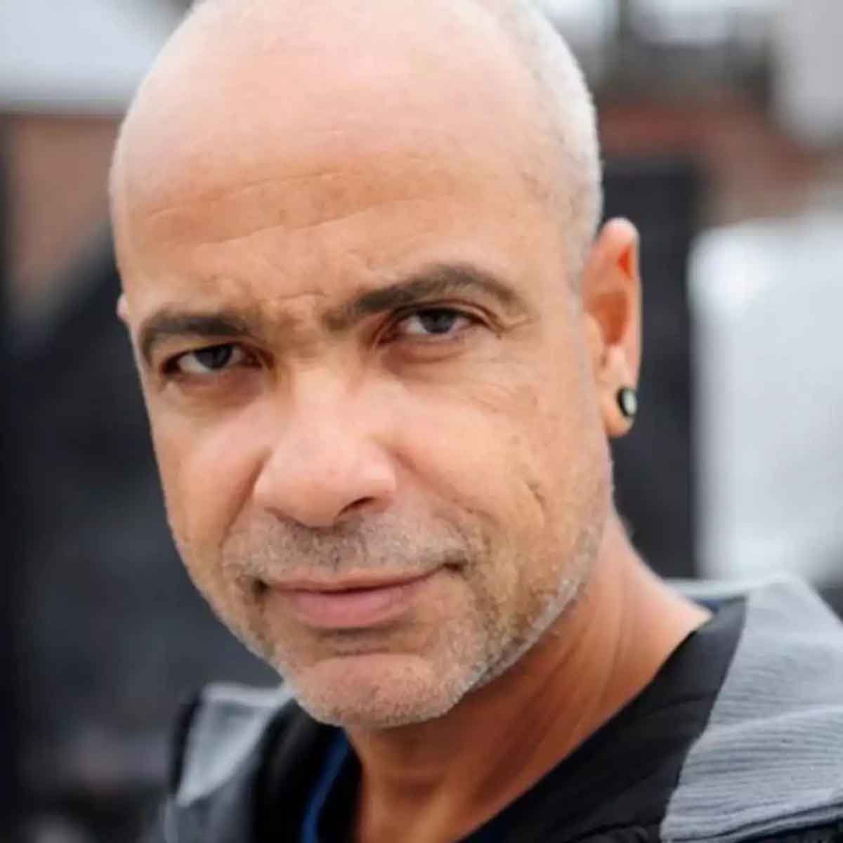 Claudio Manoel (Humorista)- O humorista  nasceu em 25/12/1956, em Belo Horizonte (MG). Foi um dos roteiristas e fundadores do grupo "Casseta & Planeta"(1992-2010) e fez muito sucesso com seus personagens: Seu Creysson e Carlos Maçaranduba, entre outros.