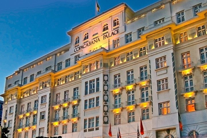 O hotel conta com 239 quartos e suítes luxuosas, seis andares, além de restaurantes renomados e áreas de lazer, uma piscina semiolímpica, spa e academia.