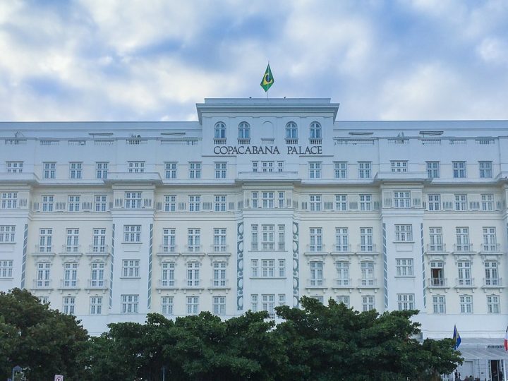Membros de realezas tambÃ©m jÃ¡ pisaram seus pÃ©s no Copacabana Palace ao longo da histÃ³ria. Em marÃ§o de 1931, o prÃ­ncipe de Gales, que se tornaria Edward VIII, e seu irmÃ£o, o futuro George V, se hospedaram no hotel.