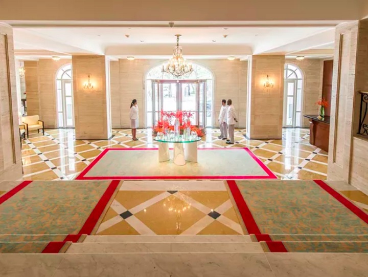 Algumas das marcas registradas do Copacabana Palace são sua elegância e sofisticação, presentes desde o lobby de entrada do hotel.
