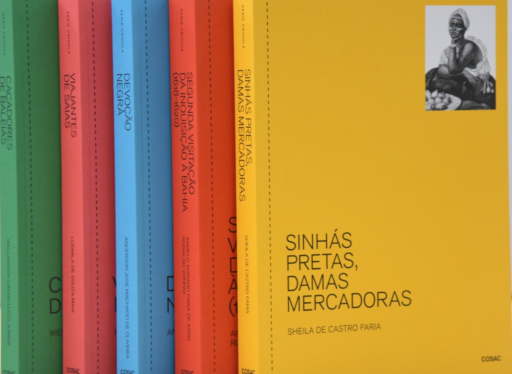 Cinco livros de capas coloridas da coleção Crioula