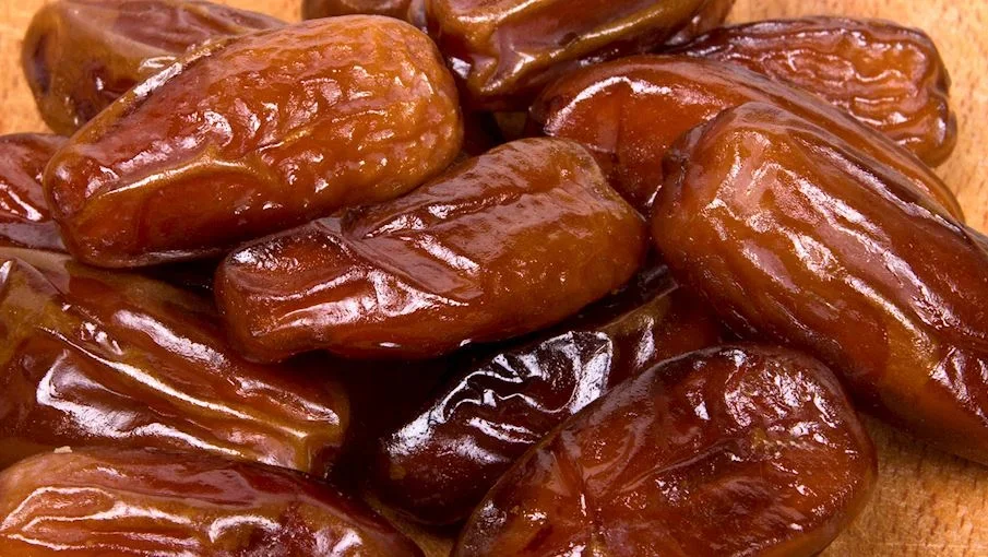 Exceto no Norte da África, são cultivados em Israel e nos Estados Unidos, para onde foram exportados no início do século XX. Embora possam ser consumidos simples como um lanche doce acompanhado de chá ou café, os deglet nour são frequentemente incorporados em muitas saladas, doces e biscoitos tradicionais do norte da África.