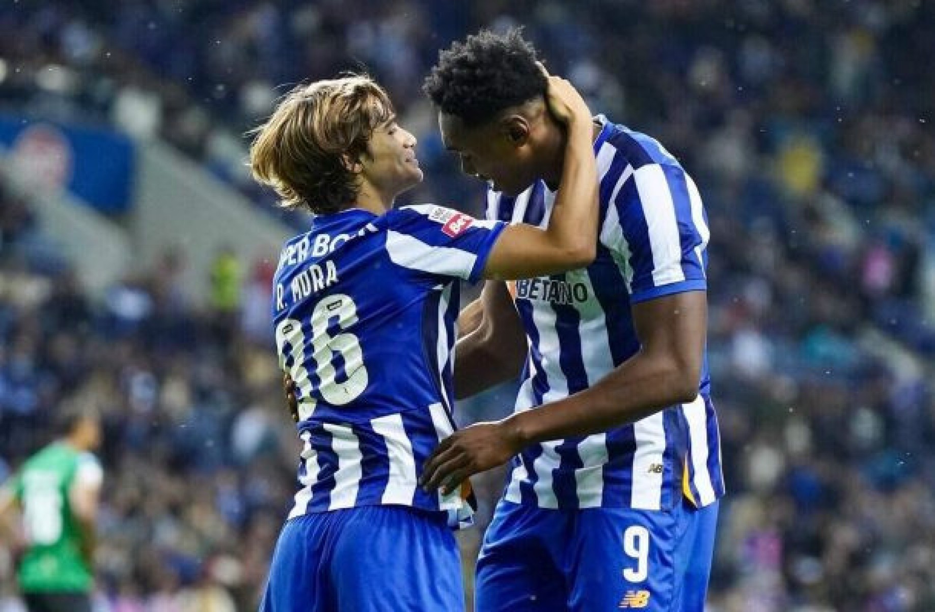 Chama o Samu! Atacante faz dois, e Porto vence pelo Campeonato Português Chama o Samu! Atacante faz dois, e Porto vence pelo Campeonato Português