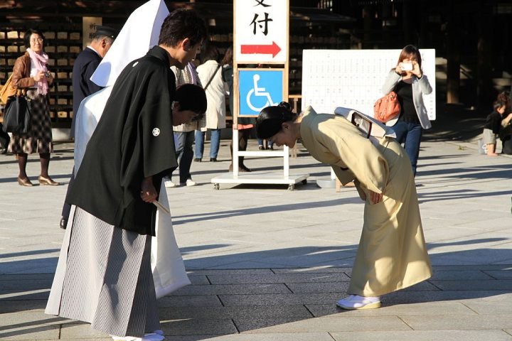 1. Cumprimentos e reverências ("Ojigi"): A saudação tradicional no Japão é a reverência, não o aperto de mãos. A inclinação varia em profundidade e duração, dependendo da situação e do nível de respeito desejado.