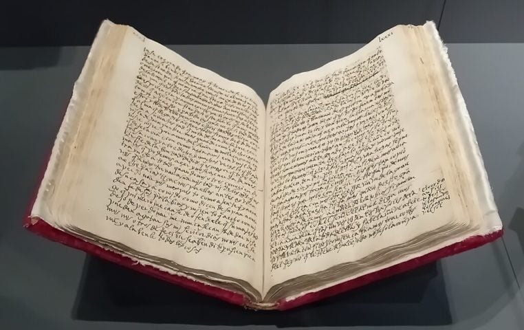 Além de suas reformas, Teresa escreveu várias obras importantes, entre elas o "Livro da Vida", no qual narra suas visões e tentações espirituais.