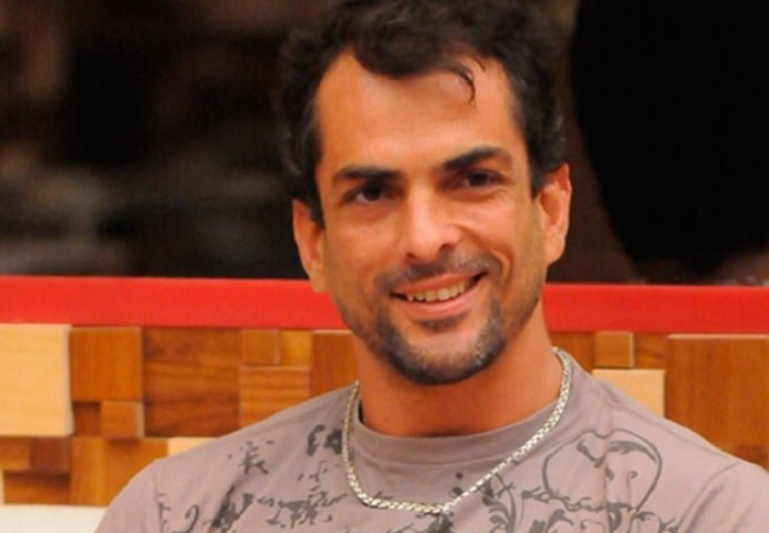 Em 2010, o campeÃ£o foi Marcelo Dourado, que lutou de forma amadora ou profissionalmente em diversas artes marciais, como judÃŽ, jiu-jitsu e luta livre. Curiosamente, ele participou do BBB4, seis anos antes de voltar e vencer o programa, mas nÃ£o obteve sucesso, com o sÃ©timo lugar.