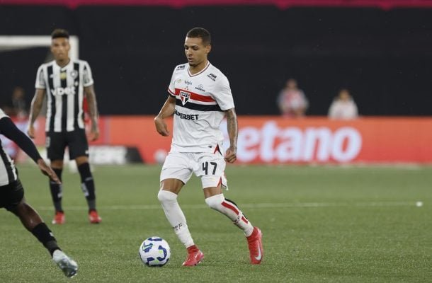 MATHEUS ALVES – Fez uma partida muito abaixo do esperado, com pouca efetividade na criação. Com Alisson e Bobadilla mais recuados, deveria ter se aproximado mais dos atacantes, mas não o fez com qualidade. Seguiu no segundo tempo sem fazer muita coisa e acabou substituído aos 19 do segundo tempo para a entrada de Luciano Nota: 5,0. Foto: Rubens Chiri/São Paulo