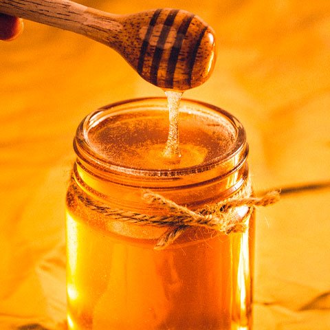 Mel: Consumir uma pequena quantidade de mel antes de dormir estimula a liberação de melatonina e reduz a produção de orexina, um neurotransmissor ligado à vigília.

