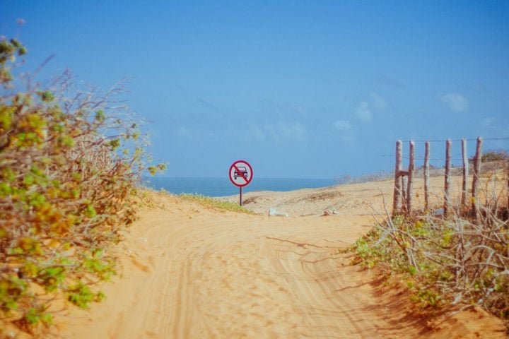 Para enfrentar o problema, a prefeitura local publicou um decreto proibindo a circulaÃ§Ã£o de veÃ­culos UTV (mistura de carro e quadriciclo) na vila e em Ã¡reas ambientais sensÃ­veis, apÃ³s uma cobranÃ§a do MinistÃ©rio PÃºblico do CearÃ¡.
