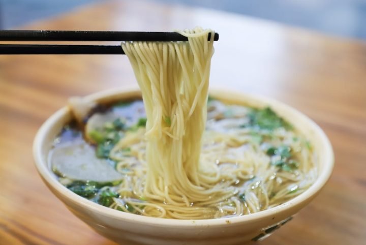 6. Etiqueta à mesa: Nunca se deve espetar os hashis (palitinhos) verticalmente no arroz (lembra rituais fúnebres). Por outro lado, é educado fazer barulho ao comer lamen ou udon, pois demonstra que você está apreciando a refeição.