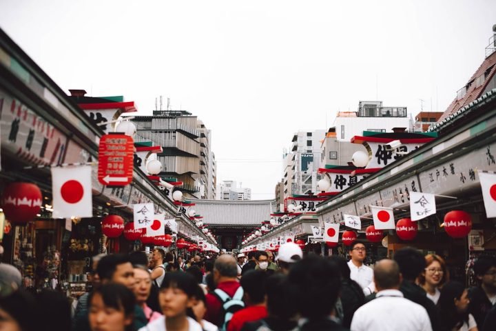 3. Respeito à hierarquia e linguagem polida: O uso de títulos como -san (Sr./Sra.), -sama (forma mais respeitosa), -sensei (para professores/médicos) e -kun (para homens jovens ou subordinados) é essencial.