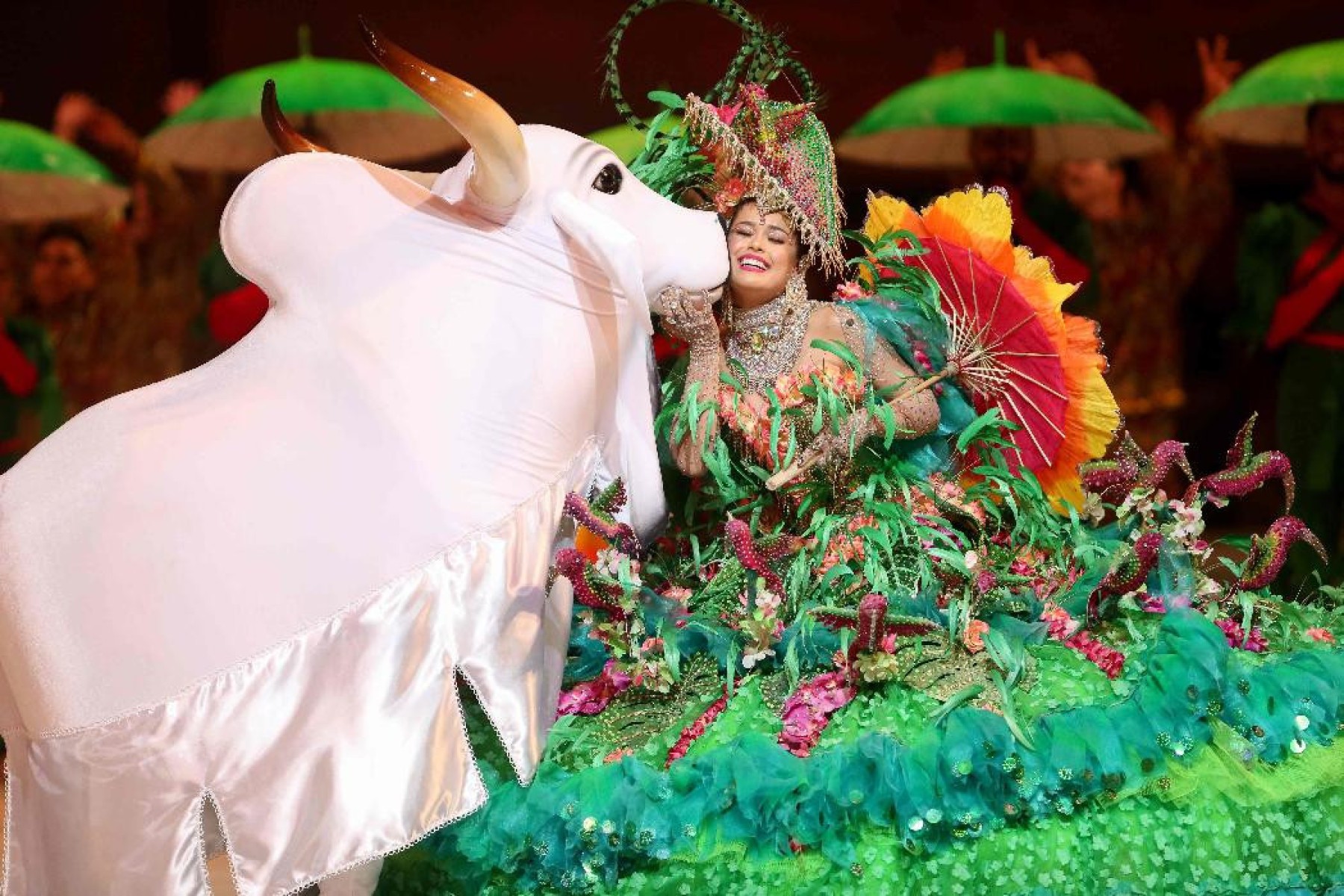 Sinhazinha é personagem marcante na ópera da selva> Graças a ela, o Boi Garantido renasce-MICHAEL DANTAS / AFP -
