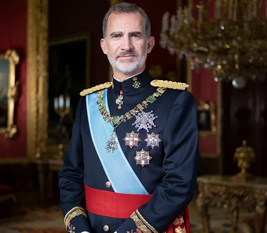 O atual rei é Felipe VI, enquanto o Primeiro-Ministro, hoje Pedro Sánchez, chefia o governo. O rei desempenha funções simbólicas e representa a unidade do país.