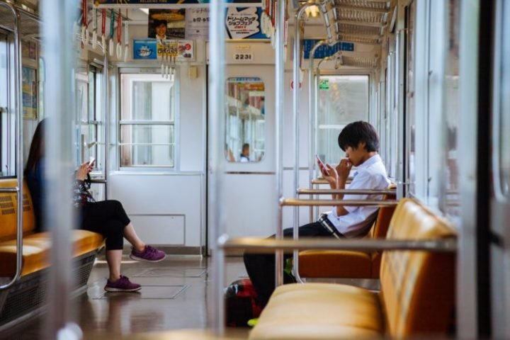 Não falar ao celular no trem, não comer andando e evitar fotos invasivas serão algumas das diretrizes a serem seguidas pelos turistas.