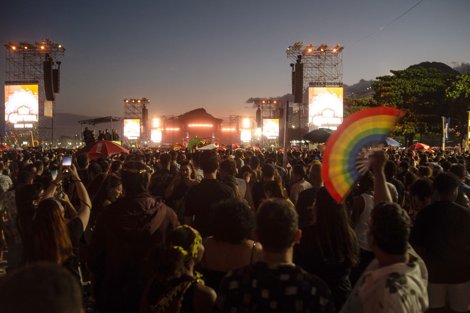 Fãs aguardam megashow da pop star americana Lady Gaga na praia de Copacabana