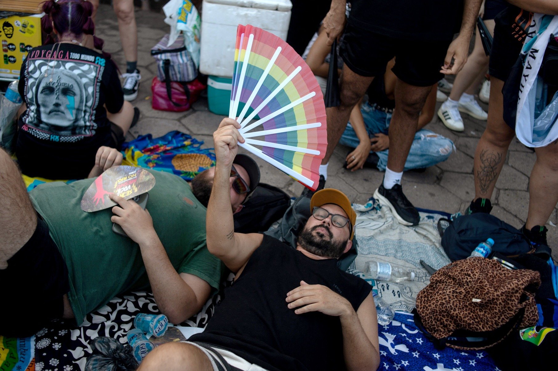 Fãs aguardam megashow da pop star americana Lady Gaga na praia de Copacabana, no Rio de Janeiro