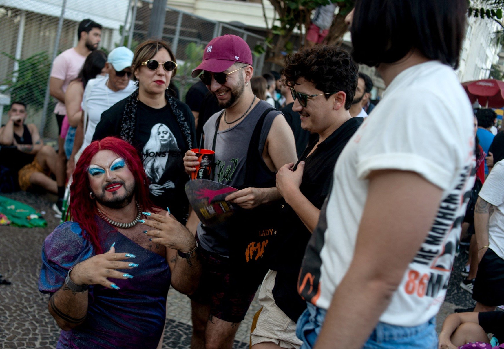 Fãs aguardam megashow da pop star americana Lady Gaga na praia de Copacabana, no Rio de Janeiro      