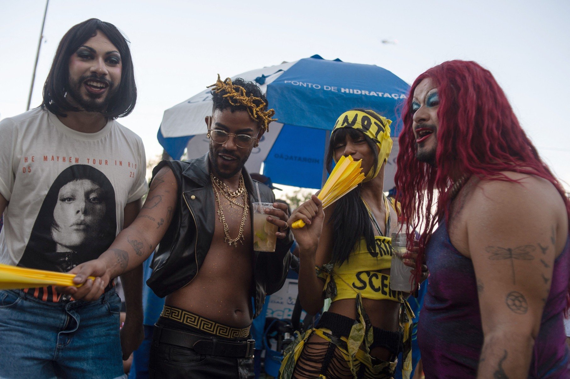 Fãs aguardam megashow da pop star americana Lady Gaga na praia de Copacabana, no Rio de Janeiro      