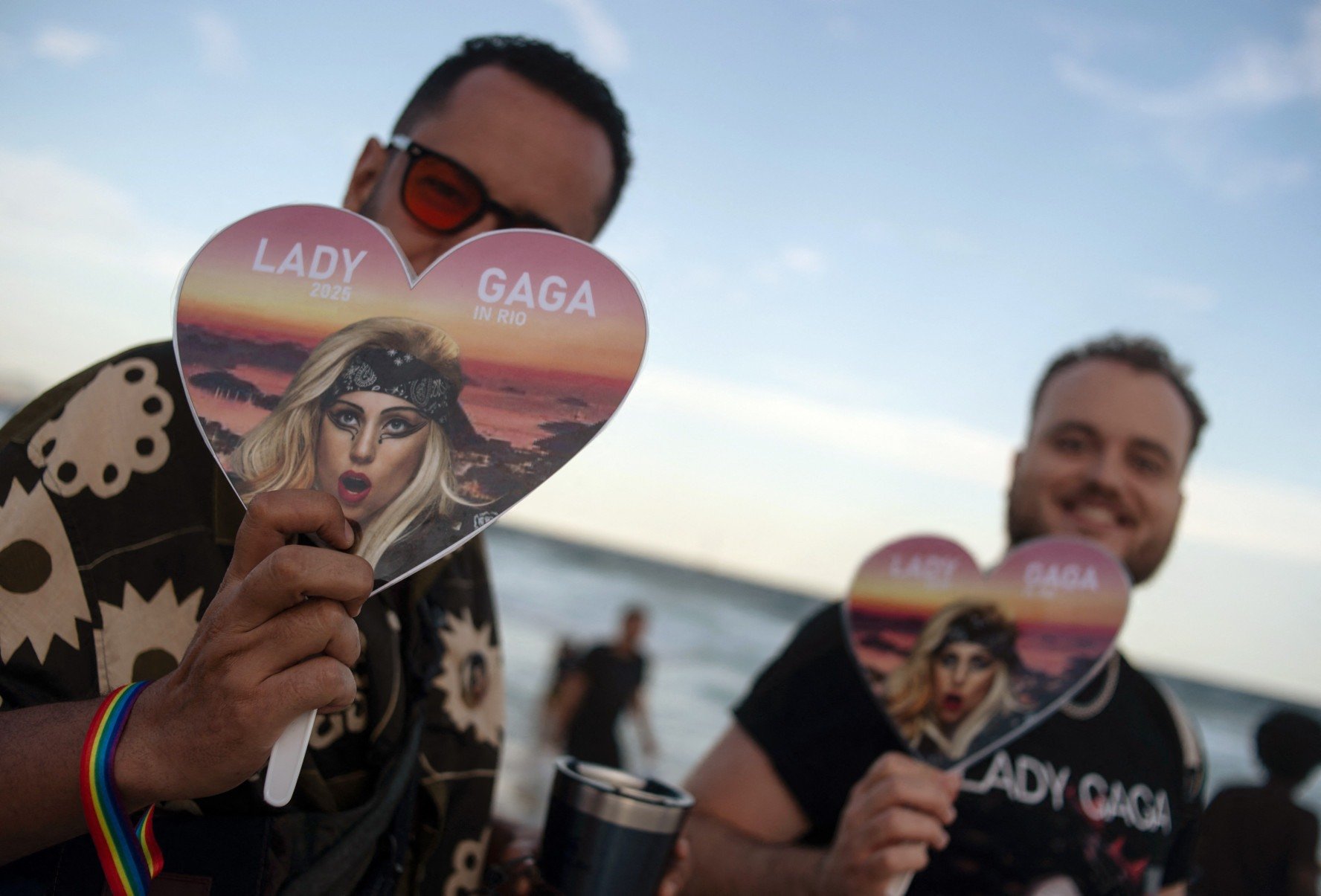Fãs aguardam megashow da pop star americana Lady Gaga na praia de Copacabana, no Rio de Janeiro      
