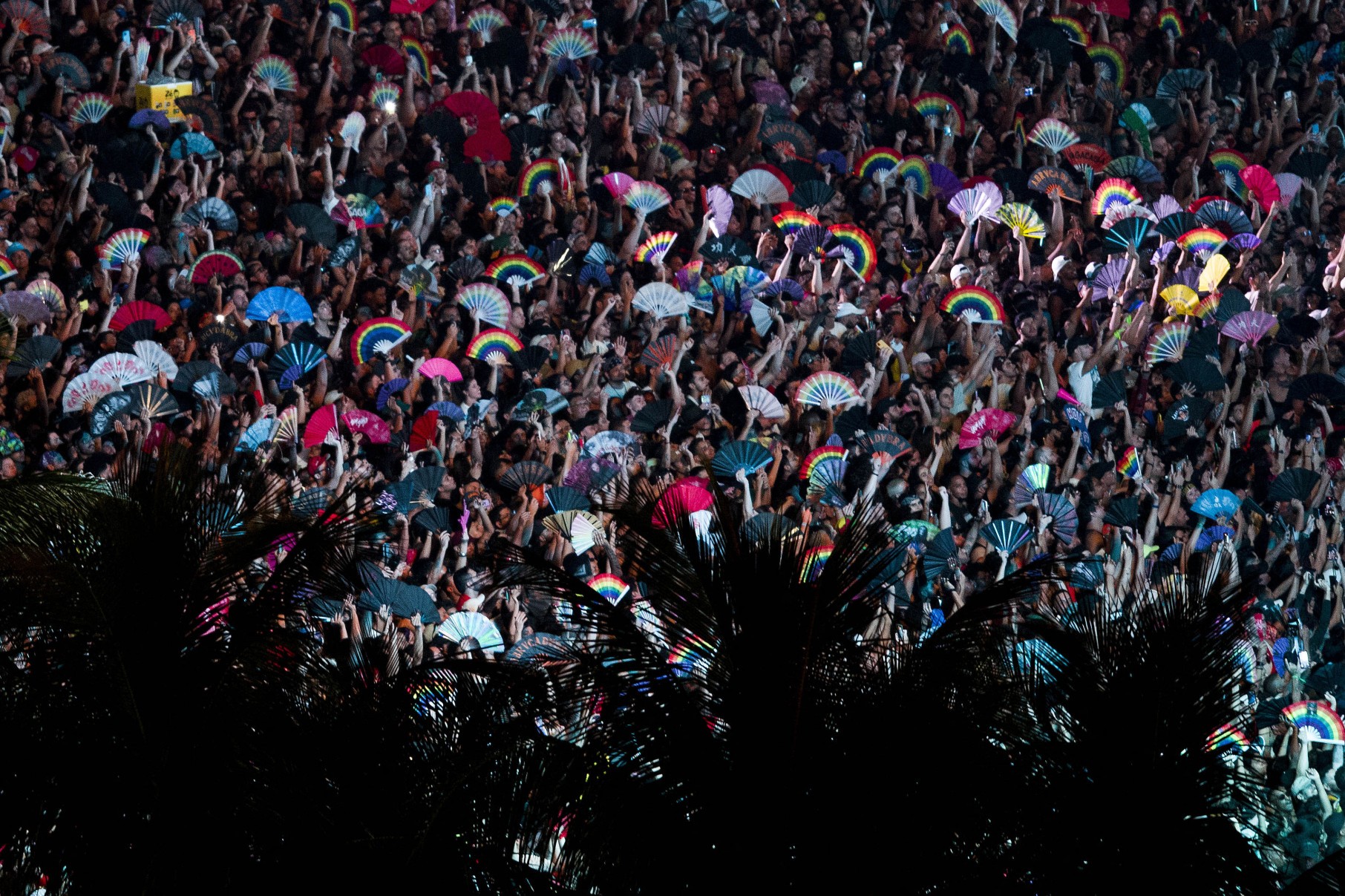 Fãs aguardam megashow da pop star americana Lady Gaga na praia de Copacabana, no Rio de Janeiro