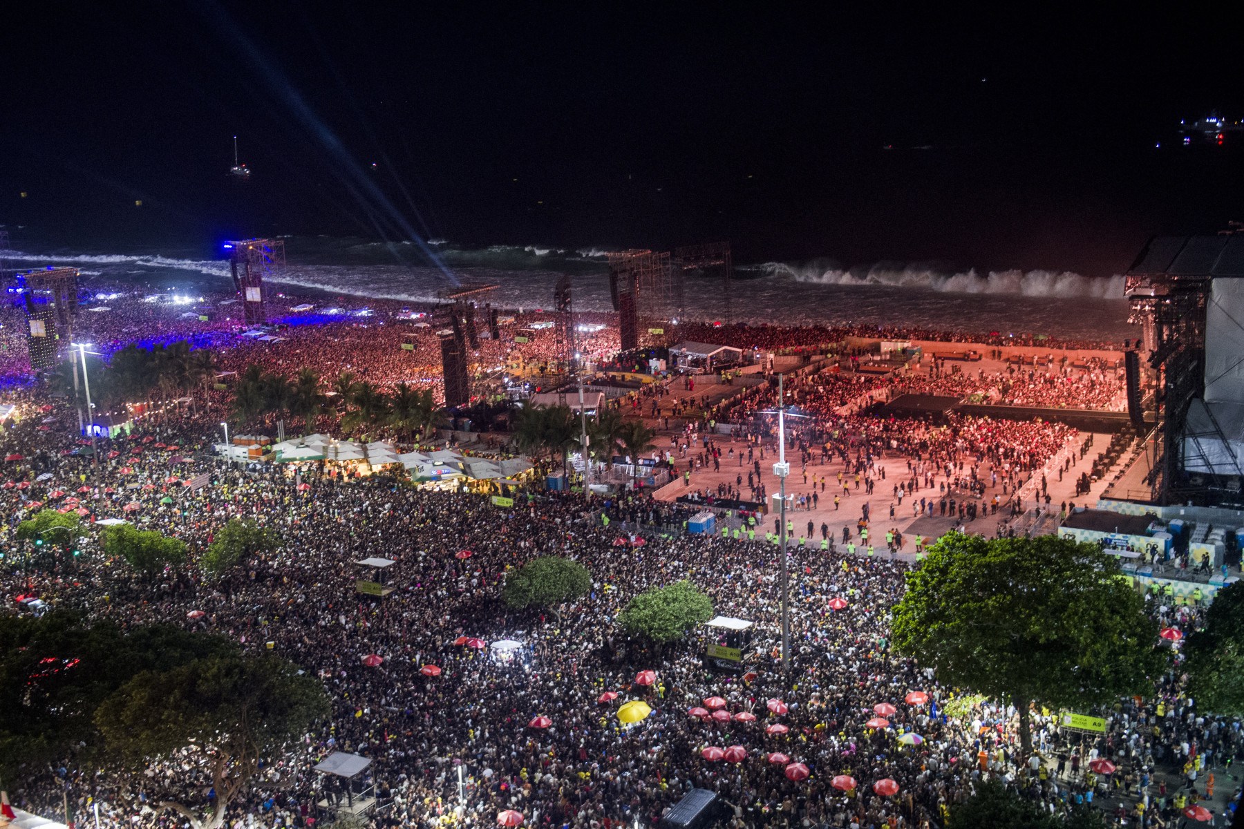 Vista aérea de fãs esperando o megashow da estrela pop americana Lady Gaga na praia de Copacabana      