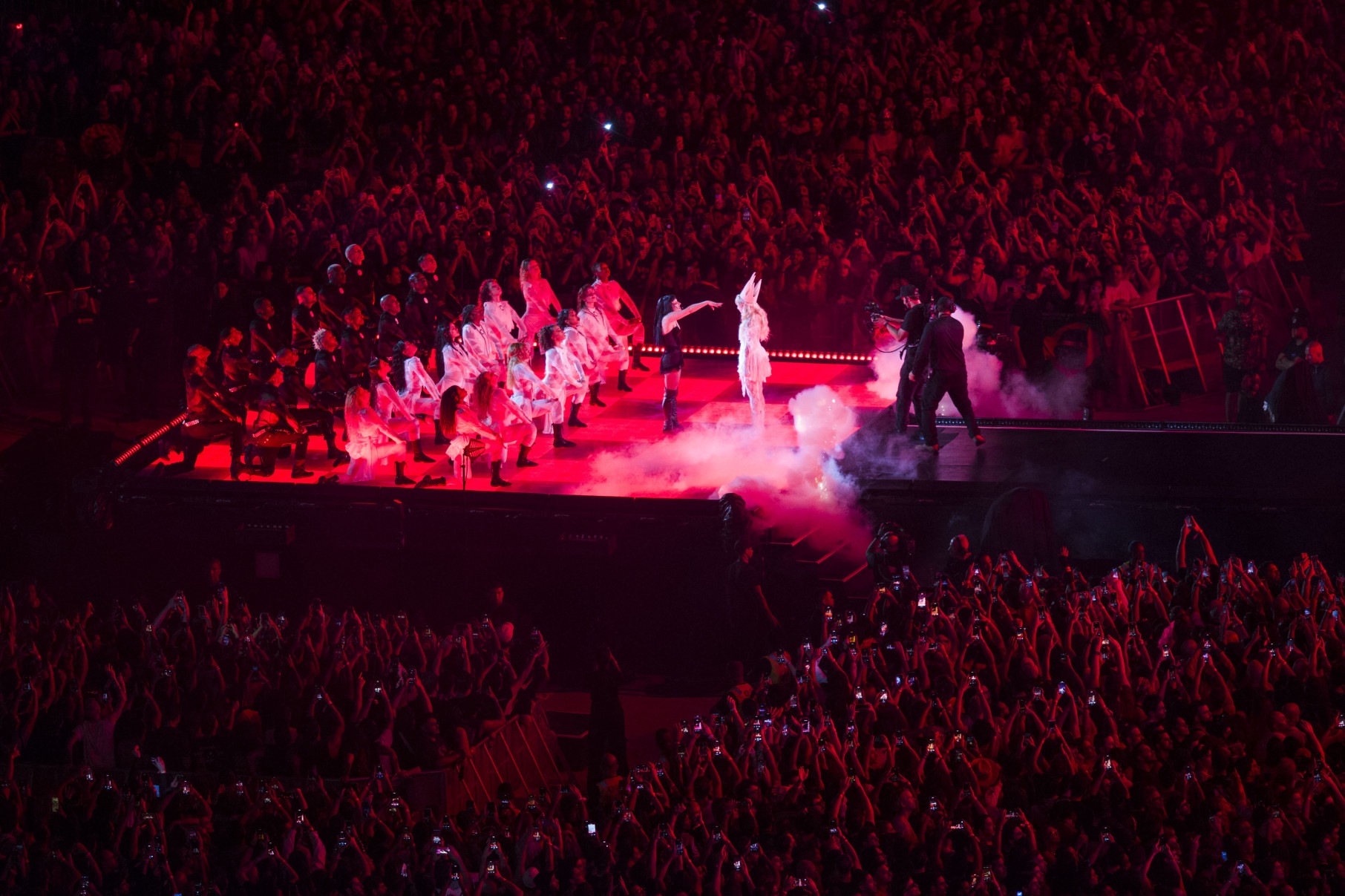 A estrela pop americana Lady Gaga durante seu tão aguardado show na Praia de Copacabana, no Rio de Janeiro-Daniel Ramalho/AFP