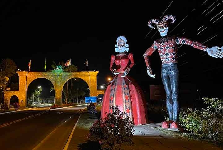 A gastronomia se baseia no macarrão rústico, polenta, puína (queijo pré-fermentado), queijos coloniais, salames, carnes e galinhas ensopadas, saladas de batatas com ovos, saladas de "radicio", pães e tantos outros pratos 
