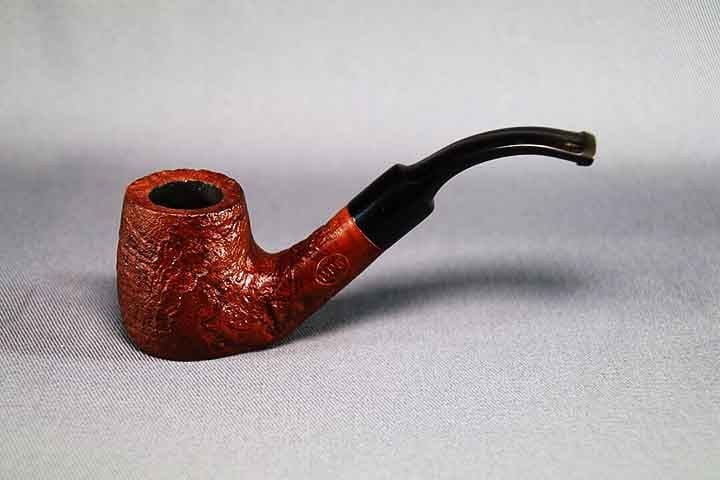 O cachimbo é composto por um fornilho, onde se coloca o fumo, e um tubo ou haste, que direciona a fumaça ao fumante. Ele é valorizado por sua construção artesanal, feita de materiais como madeira, cerâmica ou argila, e pela experiência mais lenta e reflexiva que proporciona.