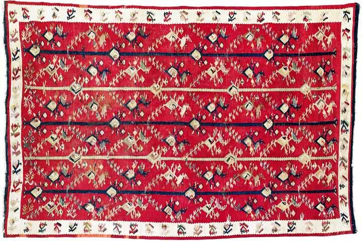 Os tapetes podem ser classificados em vários tipos, como persas, kilims, shaggy, arraiolos e industriais. Geralmente, os tapetes são feitos de lã, algodão, seda e fibras sintéticas. A lã é muito utilizada por sua resistência e maciez, sendo comum em tapetes na Ásia. 