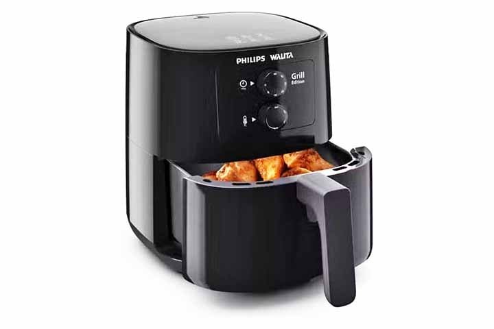 Caso a receita permita o uso de papel alumínio, ele deve ser colocado corretamente: com o lado brilhante em contato com o alimento, e nunca cobrindo as bordas do cesto, para não bloquear o fluxo de ar. 