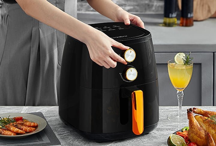 Além de seguir as orientações de limpeza, é importante também ter cuidado com os riscos de acidentes ao manusear a air fryer. Como o aparelho atinge altas temperaturas (geralmente acima de 200°C), o risco de queimaduras é alto. 