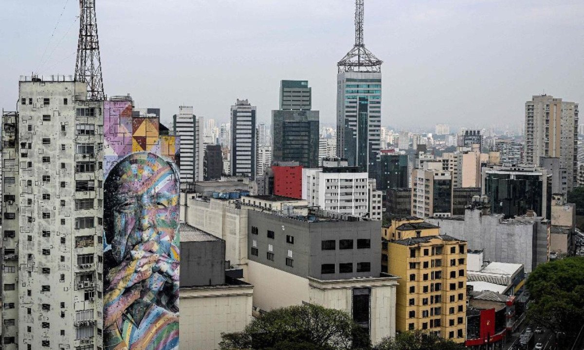 Levantamento indica que o Centro da capital paulista tem mais de 2 milhões de metros quadrados em estoque de escritórios comerciais -  (crédito: ERNESTO BENAVIDES/AFP)