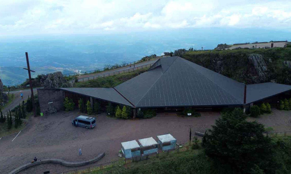 ConstruÃ­da na dÃ©cada de 1970, a Igreja das Romarias, no alto da Serra da Piedade, foi alÃ§ada Ã  condiÃ§Ã£o de basÃ­lica pelo papa Francisco, em 2017