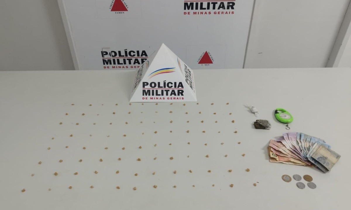 Ao todo, polícia apreendeu 96 pedras de crack, uma porção de maconha , uma balança de precisão e R$ 135 em dinheiro -  (crédito: PMMG/Divulgação)