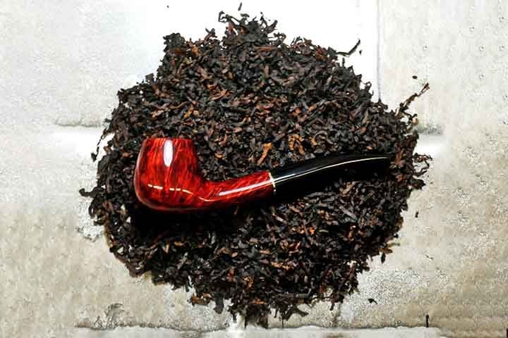 Os fumantes de cachimbo usam tabacos específicos, como o Virginia, Burley e Latakia, que variam em sabor e intensidade. Algumas misturas são aromáticas, oferecendo sabores doces, enquanto outras têm perfis mais robustos e defumados.