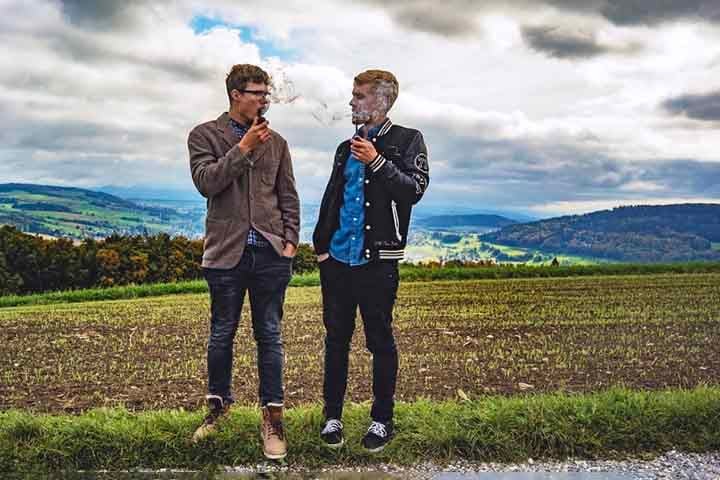 Fumar cachimbo muitas vezes é visto como um ritual social, promovendo conversas calmas e reflexivas. A prática também atrai comunidades dedicadas, como clubes de cachimbo, onde colecionadores e entusiastas trocam experiências e técnicas