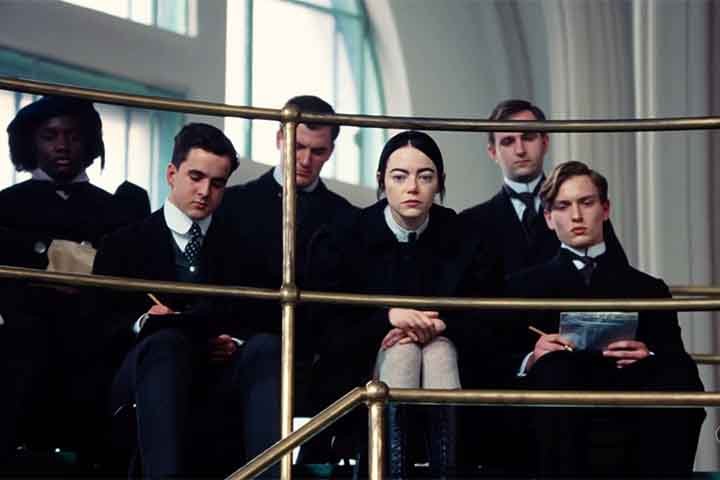 Aclamado e excêntrico, "Pobres Criaturas" (2023), que pode ser assistido no Disney+, mistura ficção científica e crítica social em um ambiente vitoriano deformado e inventivo. A história de Bella (Emma Stone), ressuscitada por um cientista pouco ortodoxo, transita entre o grotesco e o poético.