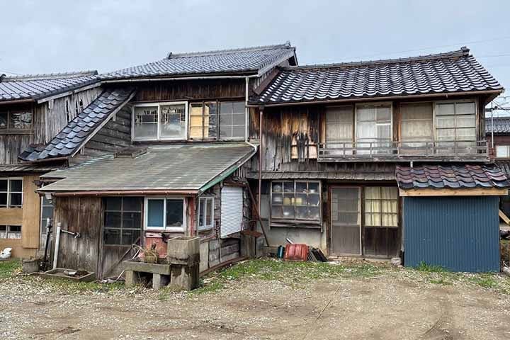 Por tradição, as "akiya" costumam ser herdadas e isso explica parte do problema. Com a queda nas taxas de natalidade, há muitos casos em que não há uma nova geração para receber o imóvel. 
