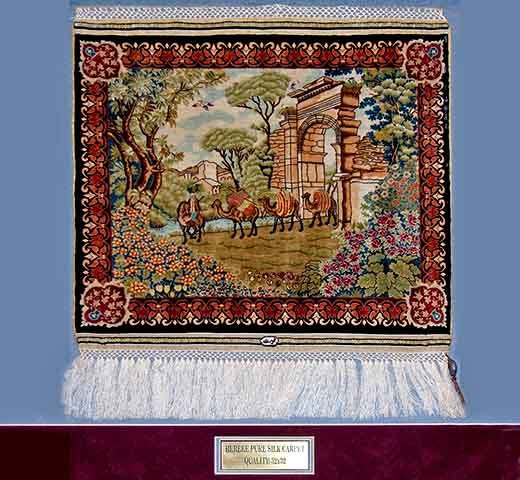 A Turquia é um dos grandes centros de tapeçaria, produzindo tanto tapetes de nós finos quanto os tradicionais kilims. Os tapetes de Hereke são os mais prestigiados, feitos com seda pura e desenhos altamente detalhados. 