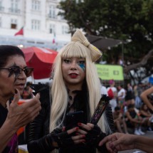 Fãs aguardam megashow da pop star americana Lady Gaga na praia de Copacabana, no Rio de Janeiro       -  (crédito: TERCIO TEIXEIRA / AFP)